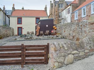 Characterful holiday home with large enclosed courtyard | Low Tide - Low Tide and High Tide, Cellardyke, near Anstruther