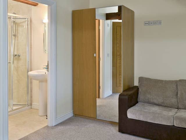 En-suite in double bedroom | Hare Lodge - Copper Penny Apartments, Chipshop, near Tavistock