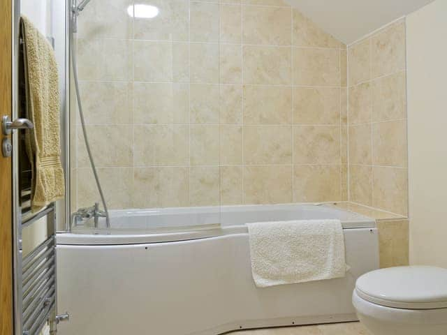 Family bathroom with shower over bath | Hare Lodge - Copper Penny Apartments, Chipshop, near Tavistock