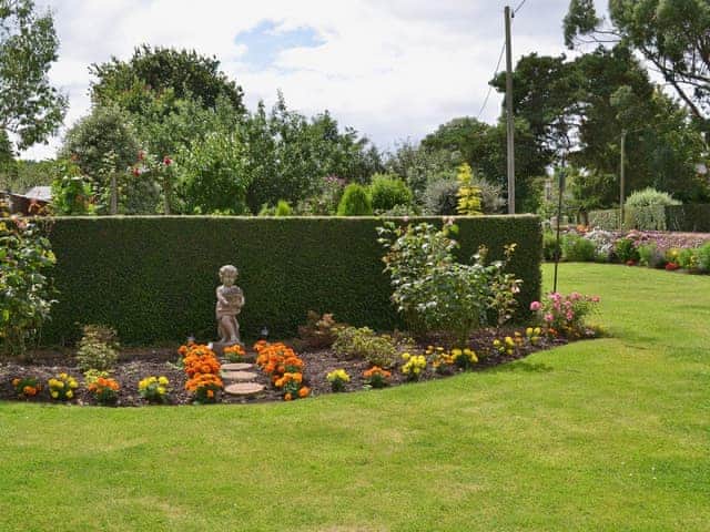 Shared, enclosed, lawned garden with sitting-out area and furniture | Sparrow&rsquo;s Nest, Wrangway, near Wellington
