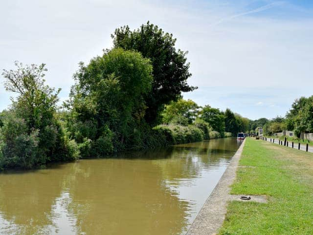 The property lies adjacent to the 18th Century Oxford Canal | The Dovecote, Thrupp, Kidlington