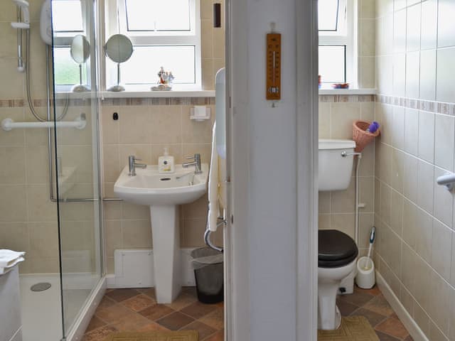 Shower room with separate toilet | Merriview, Balwest, near Marazion