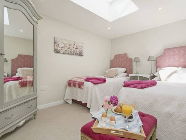 Comfortable twin bedroom | Pye Cottage, Souldern, near Bicester