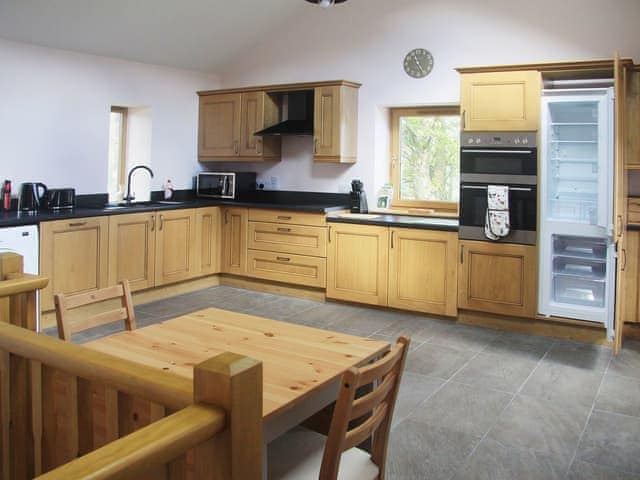 Large kitchen dining room with beautiful fitted kitchen | Peggy&rsquo;s Barn, Mallerstang, near Kirkby Stephen