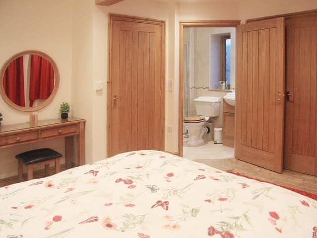 Stylish double bedroom with en-suite shower room | Peggy&rsquo;s Barn, Mallerstang, near Kirkby Stephen