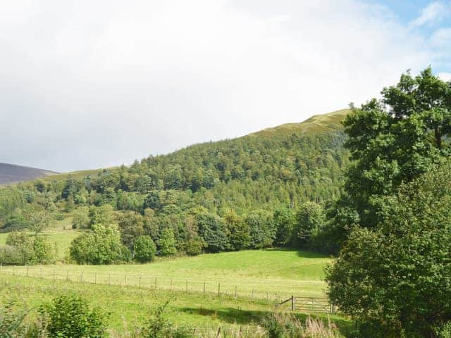 Footpaths criss-crossing the surrounding countryside start right outside the door | Briar Rigg, Keswick