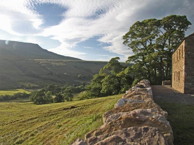 Spectacular views of the windswept hills and dales | Peggy&rsquo;s Barn, Mallerstang, near Kirkby Stephen