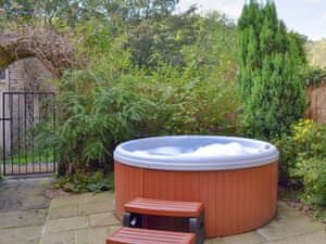 Luxurious hot tub in enclosed courtyard | Mallard Cottage, Holmfirth