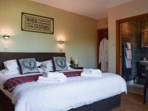 Bedroom with en-suite bathroom | St Andrews Hideaway, St Andrews