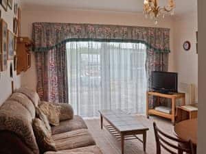 Living/dining room with patio doors | Glan-Mor, Pwllheli
