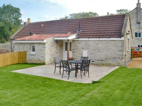 Delightful lawned garden | The Stables, Marksbury, near Bath