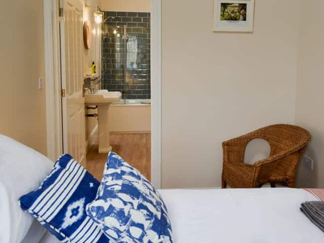 Bedroom with en-suite bathroom | The Garden Cottage - Thorpe Hall Cottages, Rudston, near Bridlington