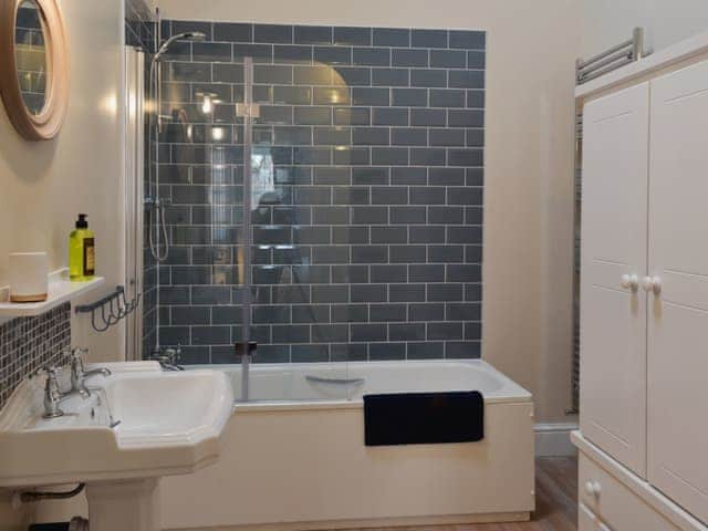 En-suite bathroom | The Garden Cottage - Thorpe Hall Cottages, Rudston, near Bridlington