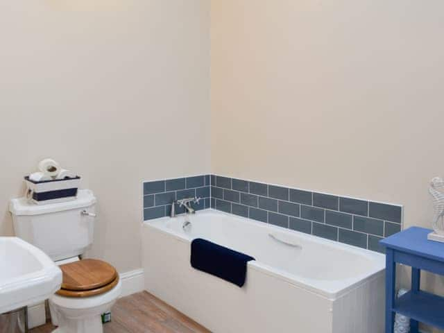 En-suite bathroom | The Garden Cottage - Thorpe Hall Cottages, Rudston, near Bridlington