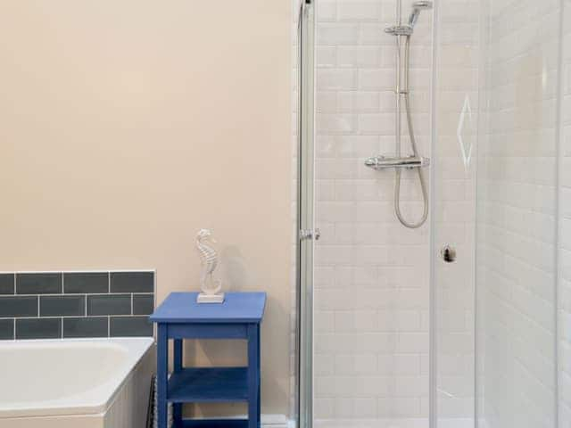 En-suite bathroom | The Garden Cottage - Thorpe Hall Cottages, Rudston, near Bridlington