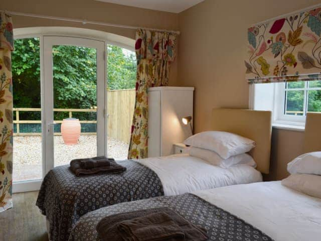 Twin bedroom with en-suite | The Garden Cottage - Thorpe Hall Cottages, Rudston, near Bridlington