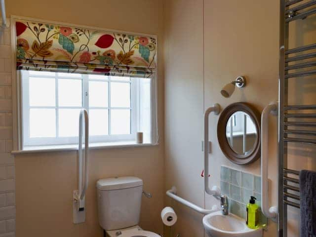 En-suite wet room | The Garden Cottage - Thorpe Hall Cottages, Rudston, near Bridlington