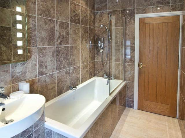 First floor bathroom with shower over bath | Tommy&rsquo;s Cottage, Keswick