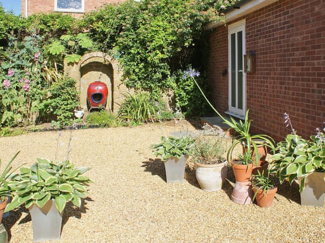 Enjoy entertaining outdoors with the built-in-BBQ | The Writing Room, Barford, near Stratford-upon-Avon