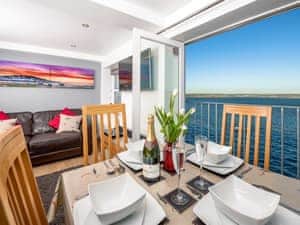 Stunning, first floor, waterfront apartment | Shoreline, Appledore