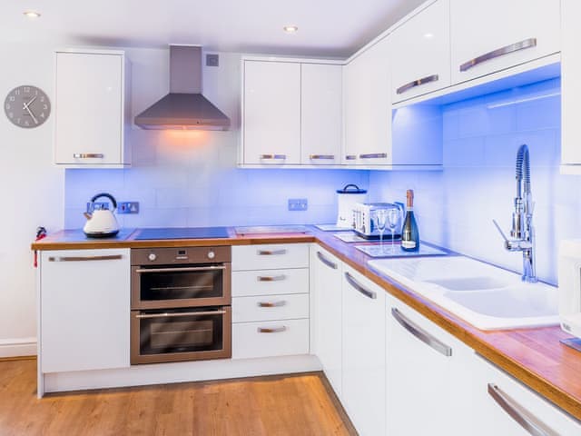 Well equipped kitchen with LED mood lighting | Shoreline, Appledore