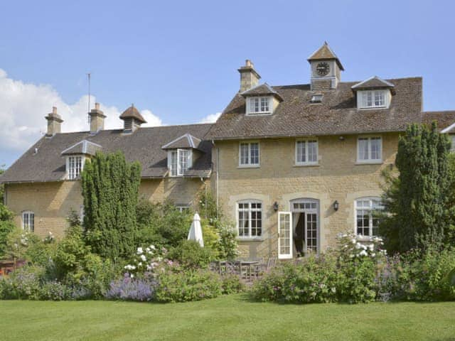 Lovely holiday home fa&ccedil;ade in well-maintained gardens | Cheltenham - Bruern Holiday Cottages, Bruern, near Chipping Norton