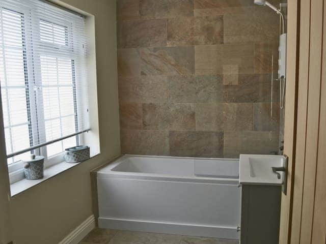 Well presented bathroom with shower over bath | Elm Tree Cottage at Cottage Farm - Cottage Farm, Foxholes, near Scarborough