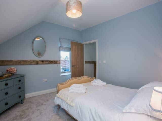 Double bedroom with en-suite bathroom | Woodcrest Barn Cottage - Roydon Retreats, Roydon, near Diss