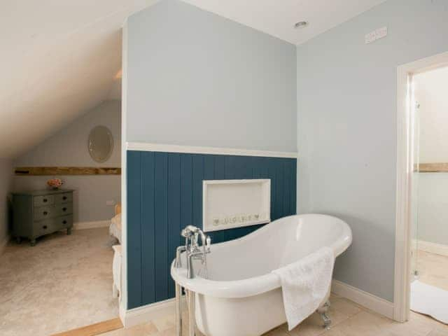 En-suite bathroom | Woodcrest Barn Cottage - Roydon Retreats, Roydon, near Diss