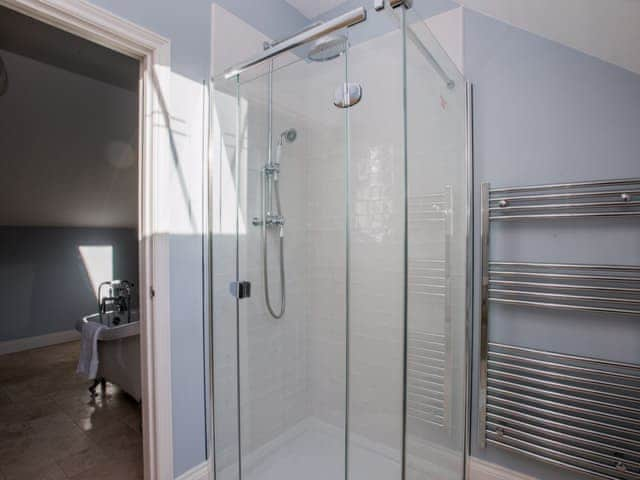 En-suite bathroom | Woodcrest Barn Cottage - Roydon Retreats, Roydon, near Diss