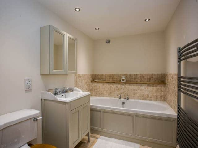 Bathroom with Jacuzzi bath | Woodcrest Barn Cottage - Roydon Retreats, Roydon, near Diss