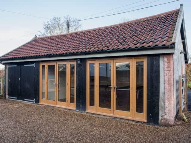 External games room with table tennis and pool table | Woodcrest Barn Cottage - Roydon Retreats, Roydon, near Diss