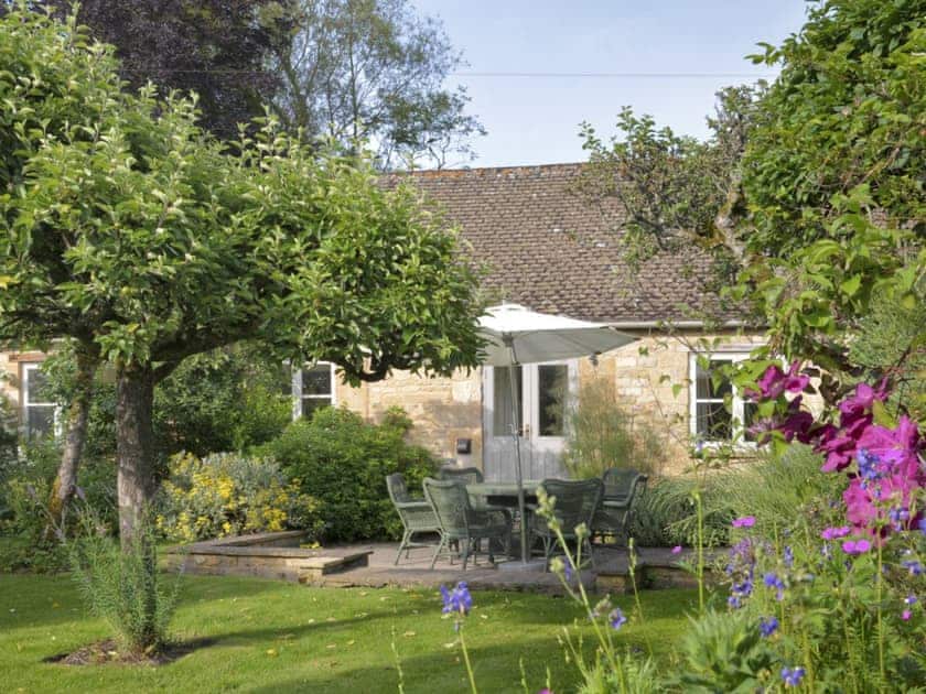 Peaceful garden with patio and outdoor furniture | Shipton - Bruern Holiday Cottages, Bruern, near Chipping Norton
