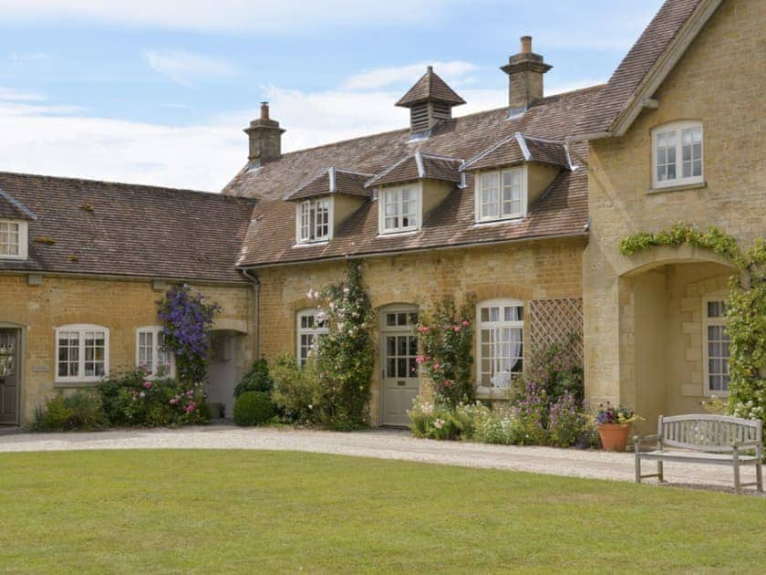 Elegant property within lawned courtyard | Aintree - Bruern Holiday Cottages, Bruern, near Chipping Norton