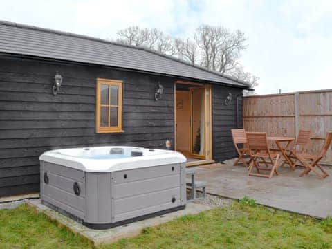 Fantastic out door area with hot tub | Dairy Cottage - Old Chalksole Cottages, Alkham, near Dover