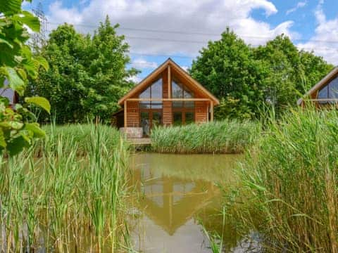 Beautiful lakeside lodge | Campbell Lodge, Thorpe on the Hill, near Lincoln