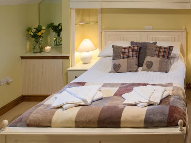 Cosy and romantic double bedroom | Moorhens Cottage, Cotswold Water Parks
