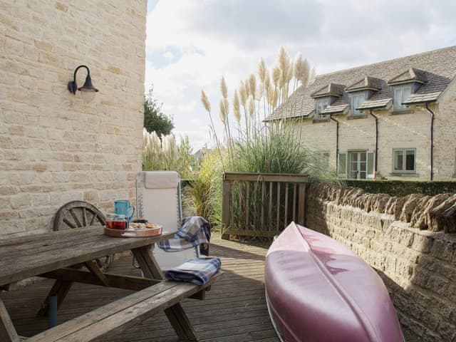 Wrap-around deck with picnic-style outdoor eating area | Moorhens Cottage, Cotswold Water Parks