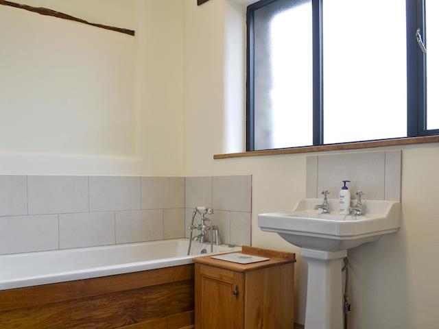 En-suite bathroom | The Granary - High Thorn Farm Cottages, Selside near Kendal