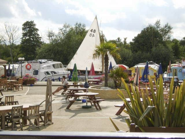 Leisurely riverside lifestyle | Tracara Apartment - Tracara, Horning, near Norwich