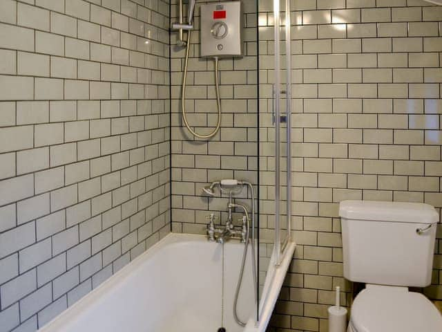 Tiled bathroom | Rose Cottage, Beadnell