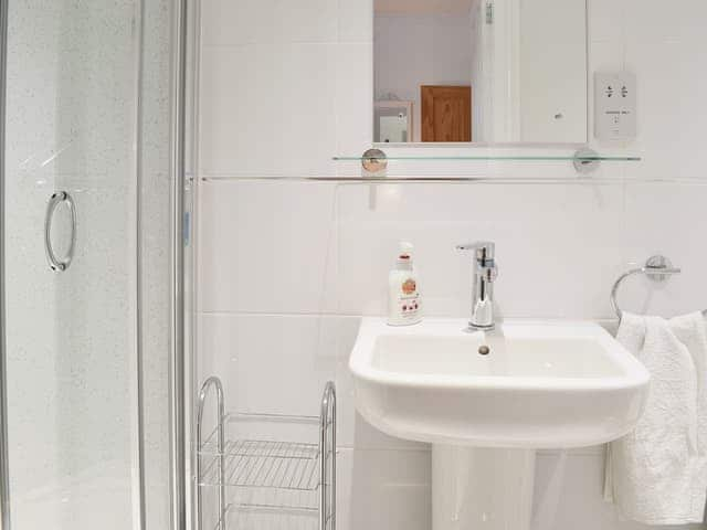 En-suite shower room with wc | Squirrel Cottage, Windermere