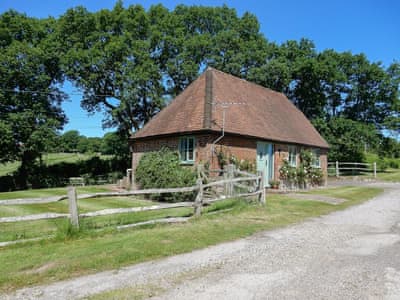 Delightful holiday cottage on a former hop farm | Pickdick Stable, Brede, near Rye