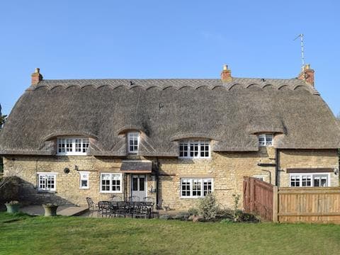 Stunning grade II listed detached thatched holiday cottage | Dick&rsquo;s Cottage, Cottesmore, near Oakham