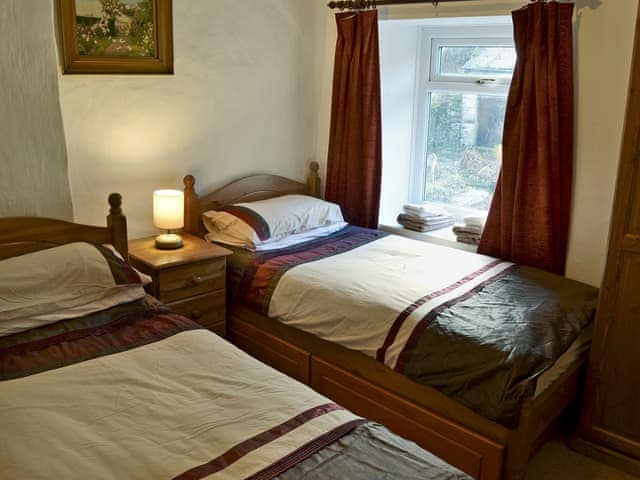 Cosy twin bedroom | Michill Cottage, Castleton, near Buxton