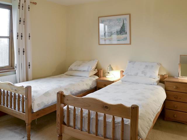 Good sized twin bedroom | Elderberry House - Sherrill Farm Holiday Cottages, Dunterton, near Tavistock