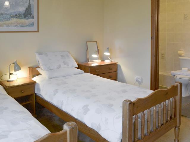 En-suite in twin bedroom | Elderberry House - Sherrill Farm Holiday Cottages, Dunterton, near Tavistock