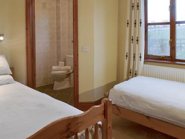 Convenient triple bedroom with en-suite | Elderberry House - Sherrill Farm Holiday Cottages, Dunterton, near Tavistock