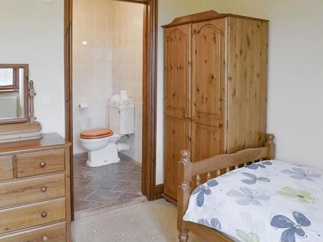 Triple bedroom with en-suite | Chestnut House - Sherrill Farm Holiday Cottages, Dunterton, near Tavistock