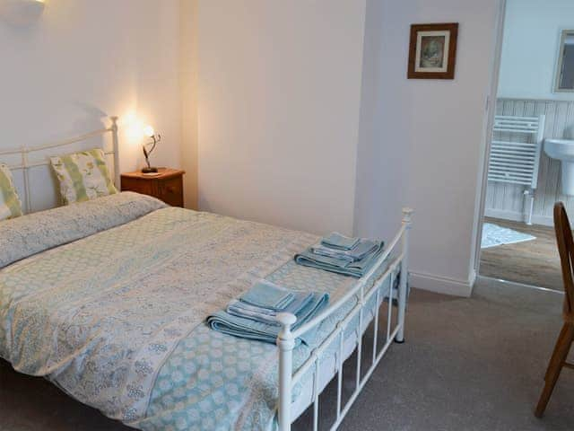 Double bed room with en-suite shower room | The Cottage, Broadstairs